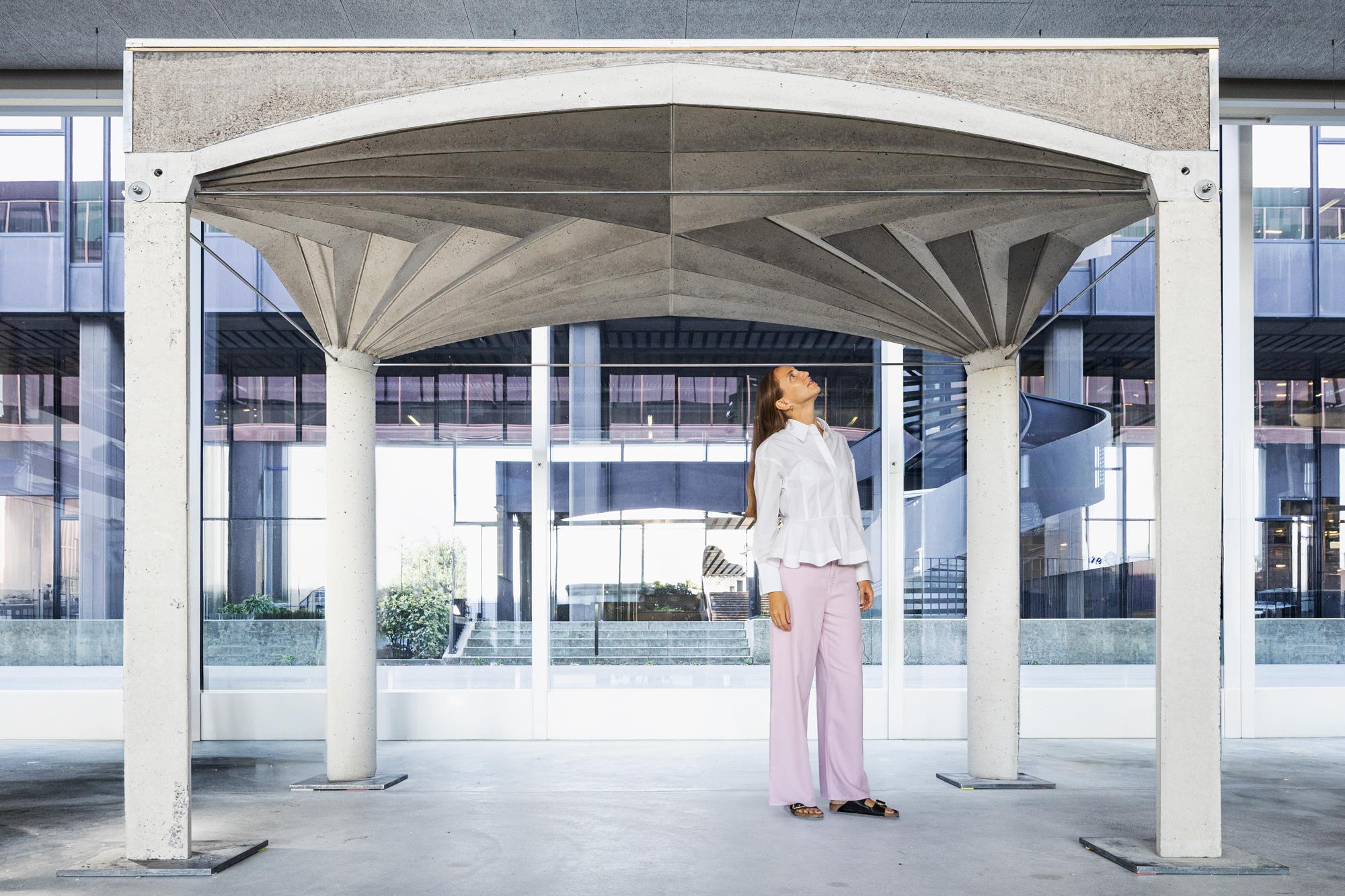 Lotte Luise Scheder-Bieschin begutachtet den neu errichteten Gewölbedecken aus Beton.